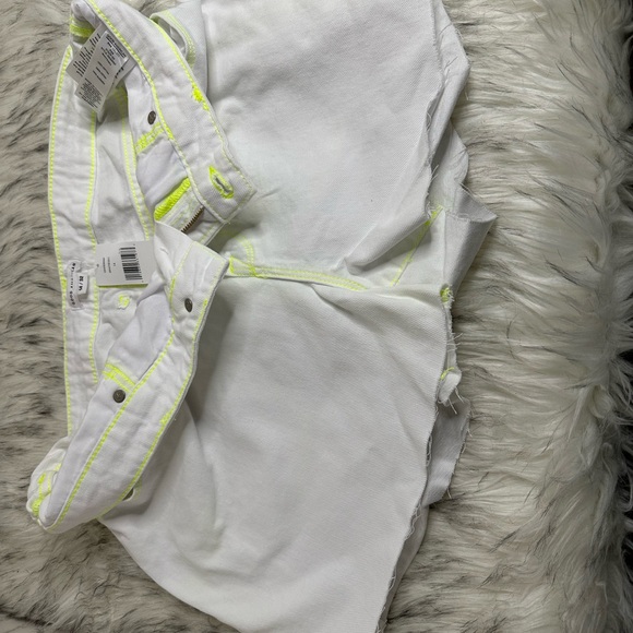 NWT GOOD AMERICAN Size 14 90s Twill Shorts White with Citron stitch - Picture 6 of 7